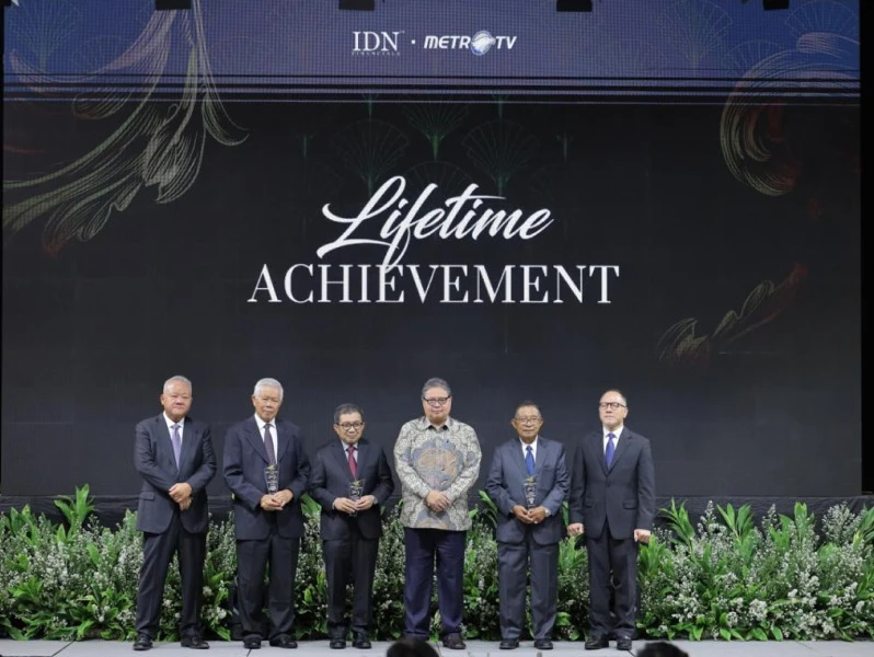 Muliaman D. Hadad Receives Lifetime Achievement Award Celebrating Three Decades of Dedication to Strengthening Indonesia's Financial Foundation